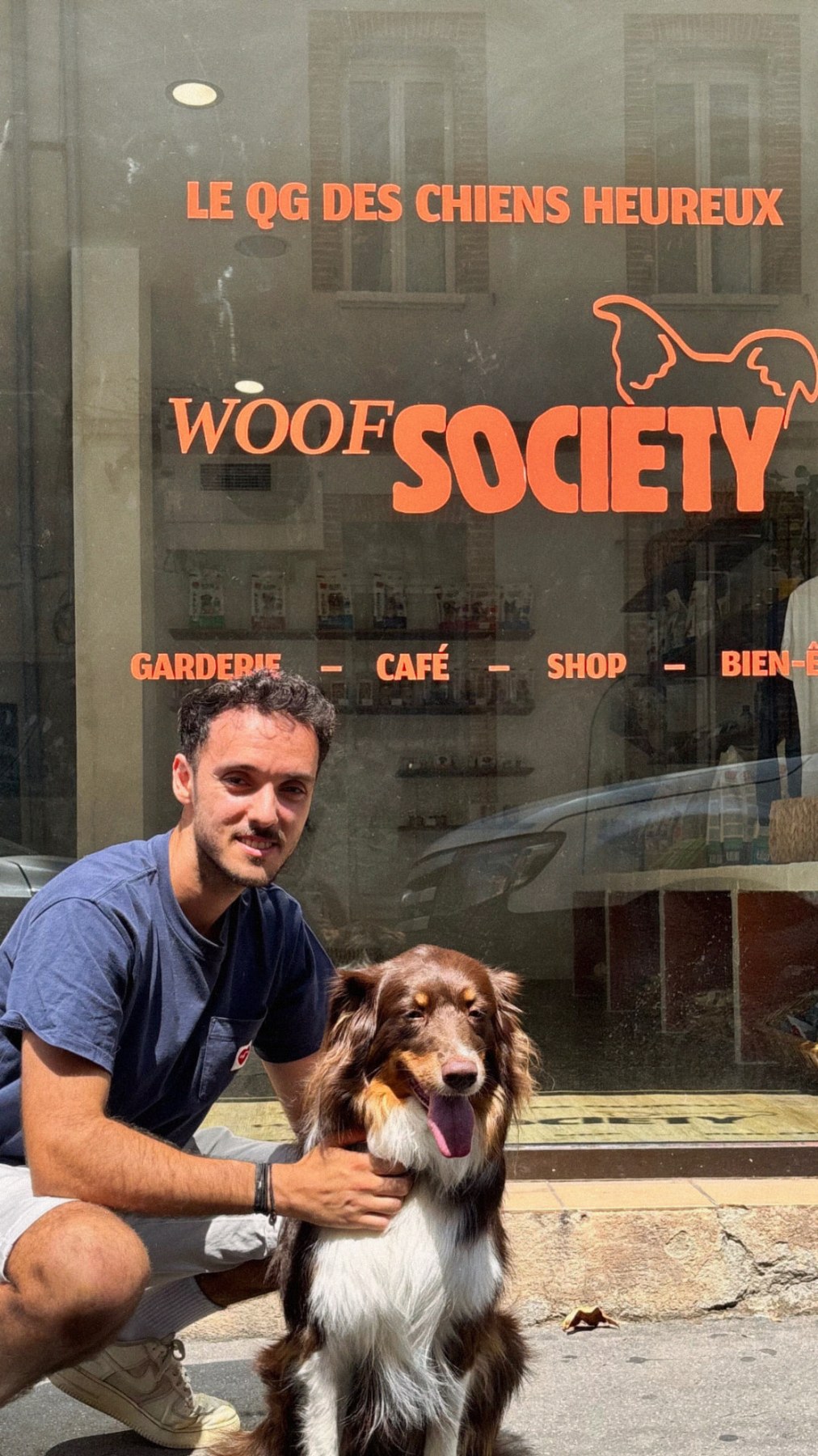 Devanture Woof Society avec un chien devant le club